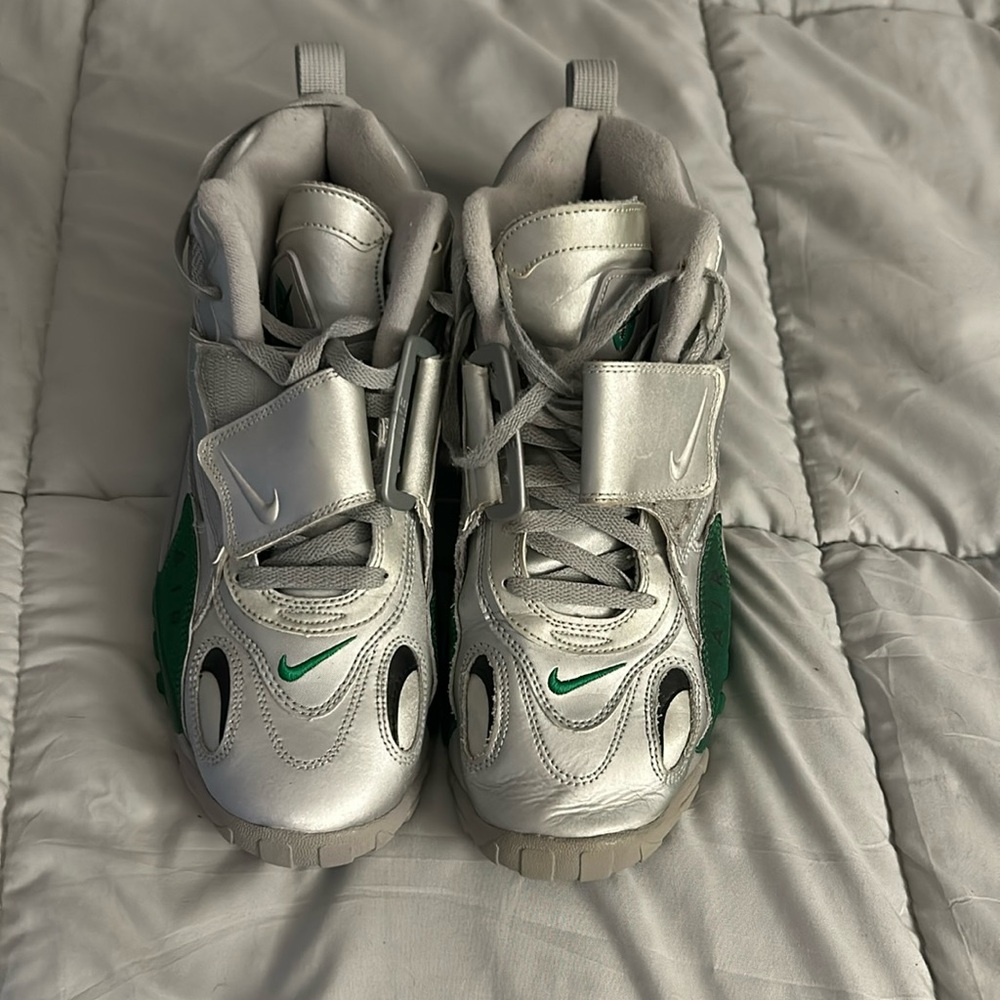 Nike speed turf silver & green